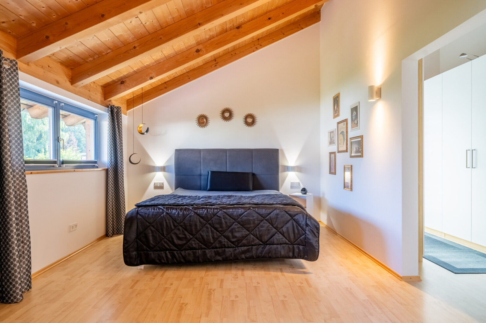 Schlafzimmer mit Ankleidebereich