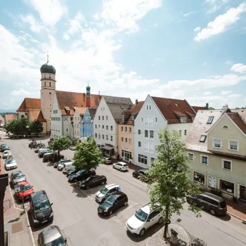 Münzstraße in der Schongauer Altstadt mit Kirche